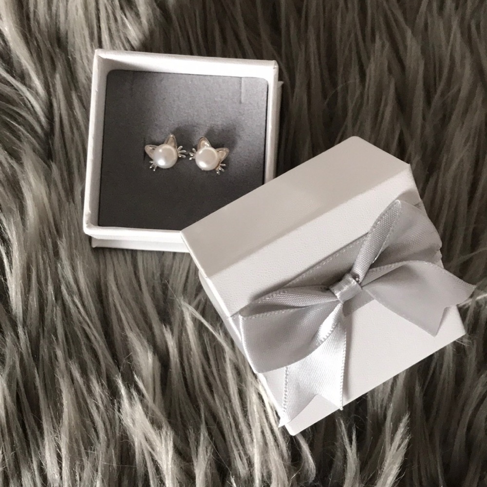NWOT Cat earrings